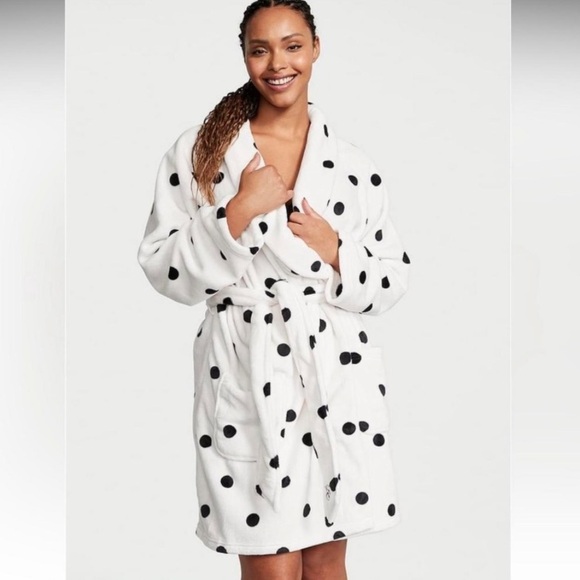 VICTORIAS SECRET Cozy Short Plush Robe in a white and black polka dots | M/L - Picture 2 of 12